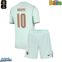 Frankrike Kylian Mbappe #10 Bortedraktsett Barn VM 2026 Kortermet (+ Korte bukser)